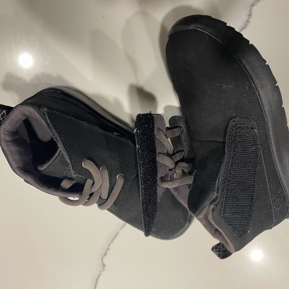 Ugg boy spring/fall boots - Picture 4 of 4